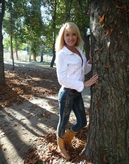 Сладкая блондинка приглашает развлечься и поэкспериментировать парней в Сладкая блондинка приглашает развлечься и поэкспериментировать парней в