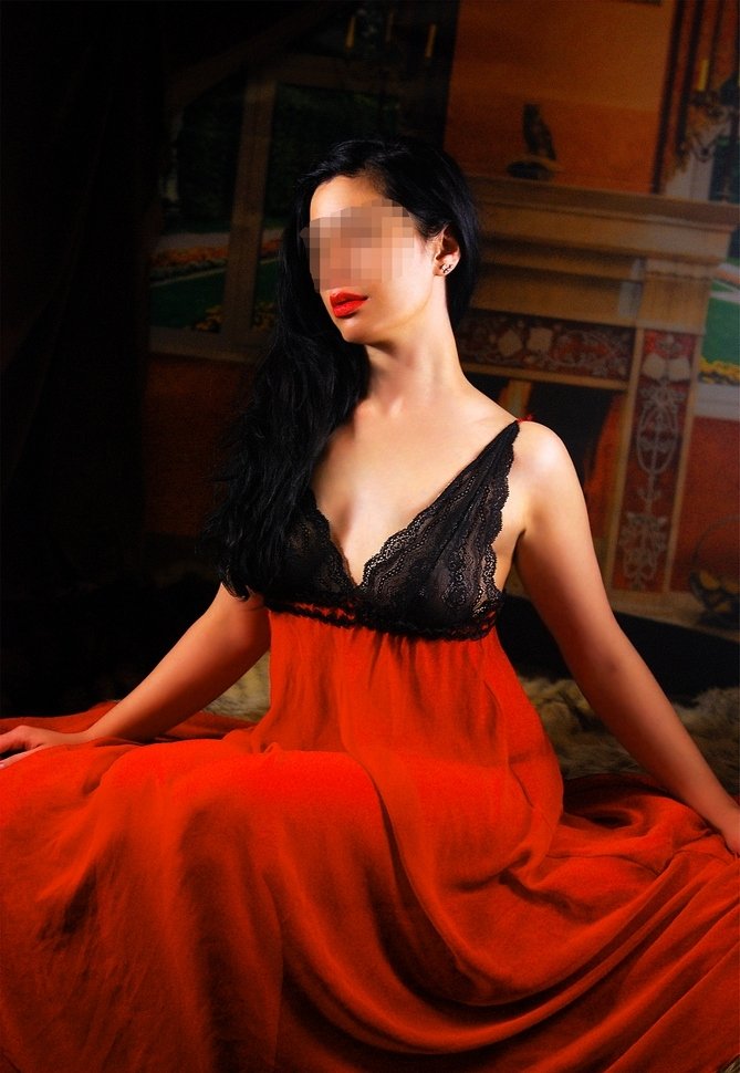 Очаровательная девушка соблазнительных форм ищет мужчину в Очаровательная девушка соблазнительных форм ищет мужчину в